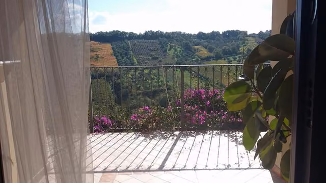 Terrazza esterna con vista sulle colline