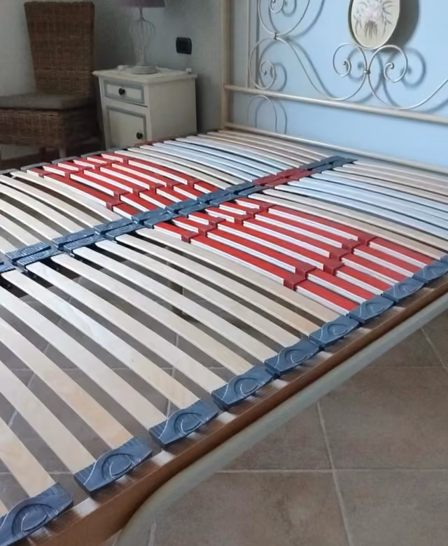 Camera matrimoniale con letto bianco e armadio